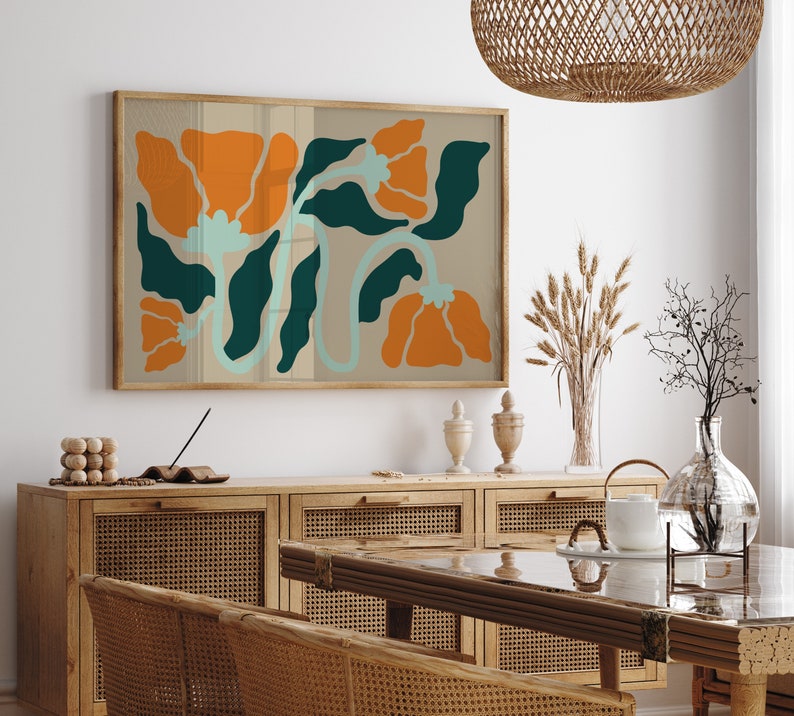 Pu&ograve; includere: Una stampa incorniciata di un design floreale stilizzato con fiori arancioni e verdi su uno sfondo beige.
