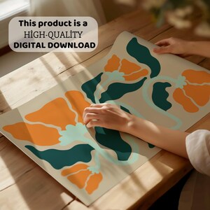 Pu&ograve; includere: Un download digitale di una stampa d'arte stampabile con forme floreali astratte in tonalit&agrave; di arancione, verde acqua e verde su uno sfondo beige.