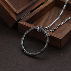 Collar con serpiente Ouroboros, colgante geométrico de acero inoxidable, cadena gótica unisex.