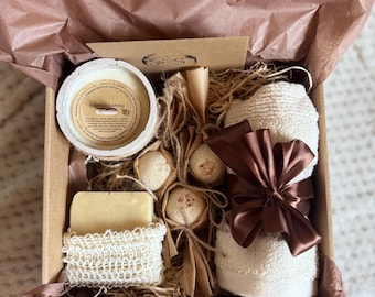 Colección Peony SPA Artesanal: Jabón, vela y set de baño hechos a mano.