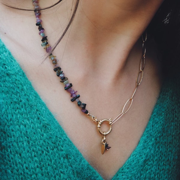 Collier mi-perles mi-chaîne maillons en acier inoxydable doré et pierre chips de tourmaline avec fermoir bouée et pendentif