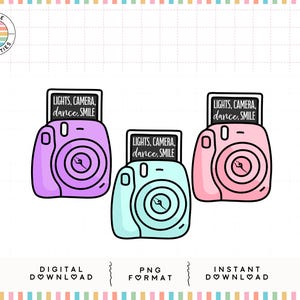 Puede incluir: Tres cámaras instantáneas de colores pastel, rosa, morado y turquesa, cada una con un marco negro que muestra "LIGHTS, CAMERA, dance, SMILE". Las cámaras tienen una lente circular, para descargas digitales.