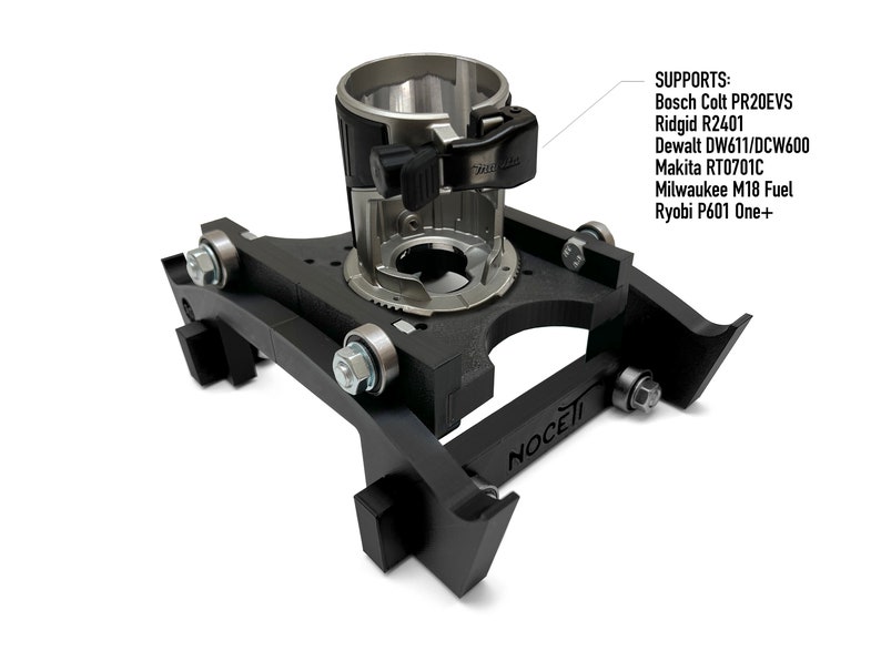 Puede incluir: Base de mesa de enrutador negra con un enrutador plateado montado en la parte superior. La base tiene la palabra "NOCETI" impresa en ella. El enrutador est&aacute; etiquetado con el texto "SUPPORTS: Bosch Colt PR20EVS Ridgid R2401 Dewalt DW611/DCW600 Makita RT0701C Milwaukee M18 Fuel Ryobi P601 One+"