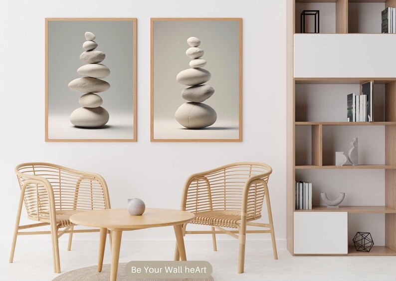 Puede incluir: Dos impresiones enmarcadas de piedras blancas apiladas sobre un fondo gris claro. Las impresiones est&aacute;n colgadas en una pared blanca sobre una mesa de caf&eacute; de madera y dos sillas de mimbre.