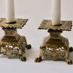 2 VINTAGE MATCHING CHURCH BRASS CLAW FOOTED CANDLE STICKS CANDLE STICK  HOLDERS