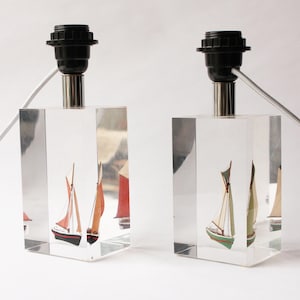 Paar Lucite Lampenfüße, Segelboote, Vintage, Acryl, Bakelit, Mid Century, Sammlerstück