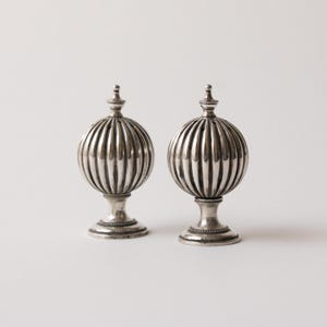 Viktorianische Sprungtöpfe, Paar Pfeffertöpfe, Peperettes, versilbert, gerippter Körper, 7 / 3,5 cm