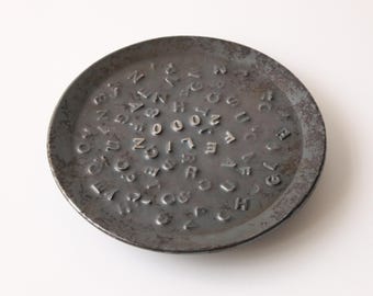 Enric Aguilera millenniumbord, 2000, alfabet, herdenkingsmunt, 50/350, kunstwerk, drukblok, aardewerk, 22/22/4 cm