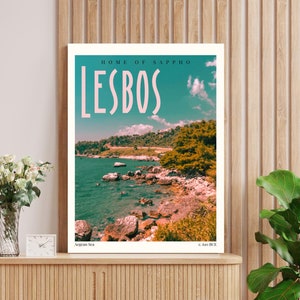 Pôster de viagem Lesbos Soft. Impressão para download inspirada em Safo Vintage. Decoração LGBTQ. Presente de decoração colorido para lésbicas e lésbicas.