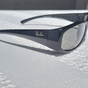 Vintage '90s Sunglasses – Ray-Ban RB 4093 – Black Sport Wrap image 2