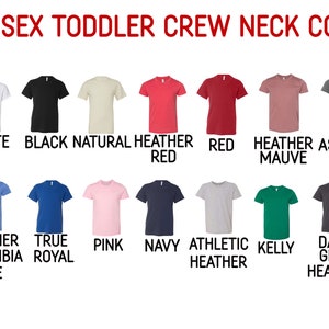 Puede incluir: Una tabla que muestra 12 opciones de color diferentes para camisetas de cuello redondo para ni&ntilde;os peque&ntilde;os. Los colores incluyen blanco, negro, natural, rojo jaspeado, rojo, malva jaspeado, asfalto, azul columbia jaspeado, azul royal, rosa, azul marino, jaspeado atl&eacute;tico, verde kelly y gris oscuro jaspeado.