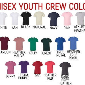 Puede incluir: Una tabla que muestra 18 opciones de color diferentes para camisetas de cuello redondo para j&oacute;venes. Los colores incluyen blanco, ceniza, negro, natural, azul marino, rosa, gris deportivo, granate, malva jaspeado, verde kelly, verde bosque, azul rey, azul rey jaspeado, baya, morado de equipo, rojo, rojo jaspeado y gris oscuro jaspeado.