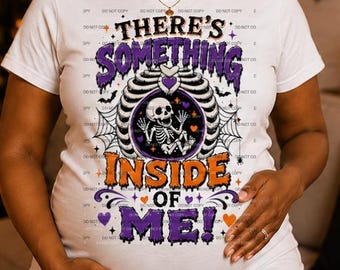 Er zit iets in me (PNG), grappig zwangerschapsshirt voor Halloween, digitale download