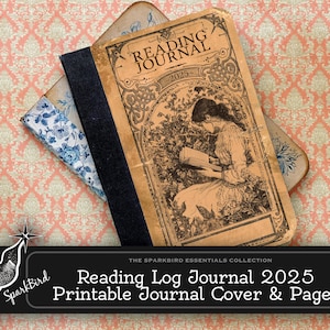Op de afbeelding: Een vintage leesdagboek met de titel "Reading Journal 2025" en een lezende vrouw. Het dagboek heeft een bruinachtige kaft met decoratieve bloemelementen en een blauwe bloemenbladwijzer. De achtergrond is een perzik- en crèmekleurig damastpatroon.