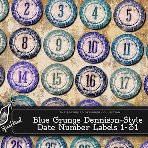 Puede incluir: Treinta y un etiquetas de números de fecha de estilo grunge azul y blanco con un aspecto desgastado. Las etiquetas están numeradas del 1 al 31. El texto Sparkbird Designer Collection está en la parte inferior de la imagen.