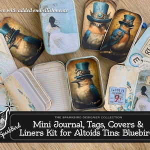縫わずに綴じられる Dashing Bluebirds ミニジャーナル。Altoids 缶に収まるタグ付き。初心者でも簡単に使えるプロジェクト。印刷可能ですぐにダウンロードできます。