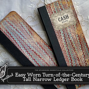 Op de afbeelding: Een vintage, hoog en smal kasboek met een marmeren omslag en een zwarte rug. De omslag heeft een decoratief patroon van rode, blauwe en witte swirls. De rug heeft de tekst "CASH BOOK" gedrukt in gouden letters.
