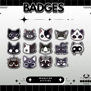 Può includere: Una collezione di quattordici adesivi in bianco e nero a tema gatto disposti in una griglia. Gli adesivi presentano vari volti felini stilizzati con espressioni, simboli e motivi unici. Il testo BADGES e MONSTER KITTIES appare sul foglio.
