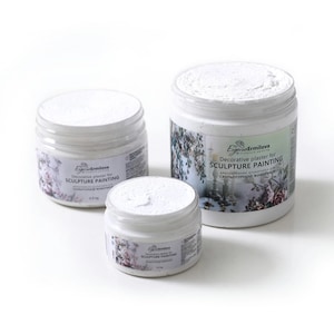 Op de afbeelding: Drie witte plastic potten met decoratief gips voor beeldhouwkunst. De potten zijn voorzien van tekst en bloemmotieven. De kleinste pot bevat 0,5 kg gips.