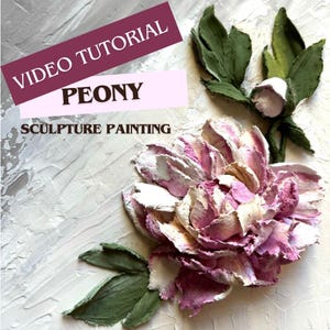Può includere: Primo piano di un dipinto 3D di un fiore di peonia rosa con foglie verdi. Il dipinto è intitolato "VIDEO TUTORIAL PEONY SCULPTURE PAINTING".