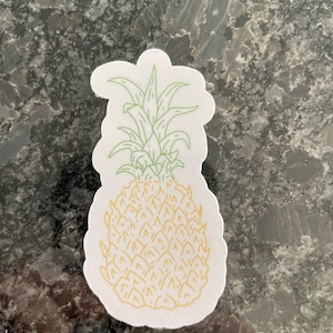 Puede incluir: Un dibujo a línea de una piña con hojas verdes y un cuerpo amarillo. La piña está delineada en amarillo y las hojas están delineadas en verde.