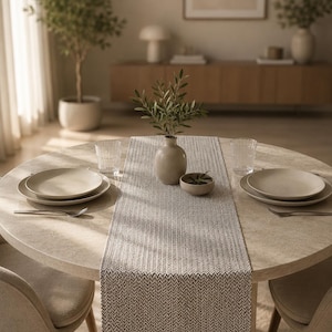 Personalisierter beige Leinen Tischläufer für Hochzeit, Urlaub, Bauernhaus, Rustikal. Moderne Tischwäsche. Neutral Esstisch Dekor. Einweihungsgeschenk