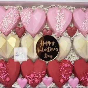 cakesicles de corazón, cualquier ocasión, cakesicles rellenos, bañados en chocolate