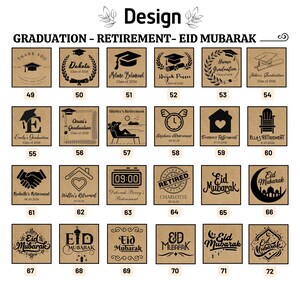 Op de afbeelding: Een verzameling vierkante ontwerpen met verschillende thema's, waaronder afstuderen, pensionering en Eid Mubarak. Elk ontwerp bevat tekst en afbeeldingen, zoals afstudeerpetten, klokken en halve manen. De ontwerpen zijn zwart op een bruine achtergrond.