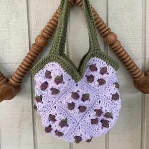 Adorable bolsito de crochet hecho a mano con forma de ciruela
