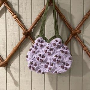 Adorable bolso grande de ganchillo color ciruela hecho a mano