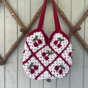 Adorabile borsa a tracolla fatta a mano all&#39;uncinetto con ciliegie
