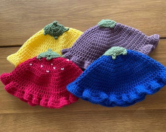 Adorabili cappelli a secchiello con frutta lavorati all'uncinetto e fatti a mano