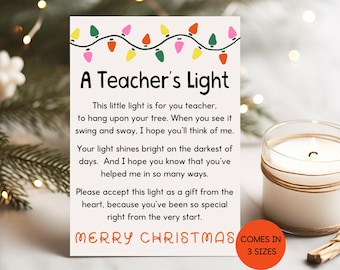Puede incluir: Una tarjeta blanca con una cadena de luces de colores en la parte superior. La tarjeta dice "A Teacher's Light" e incluye un poema agradeciendo a un maestro por su apoyo. La tarjeta también dice "Merry Christmas" y "Comes in 3 Sizes".