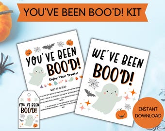 Puede incluir: Dos carteles imprimibles de Halloween "You've Been Boo'd!" con un fantasma, telarañas, murciélagos y calabazas. Los carteles son blancos con texto negro y gráficos coloridos. El texto en los carteles dice "You've Been Boo'd!" y "We've Been Boo'd!" Los carteles son parte de un kit imprimible que incluye instrucciones para un intercambio de golosinas de Halloween.