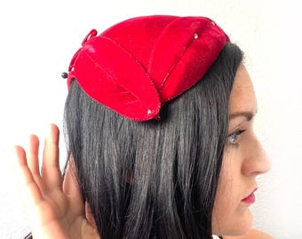 Vintage röd strass-turbanhatt med kapulet