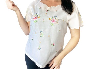 Top vintage con escote corazón y borde festoneado floral, talla grande.