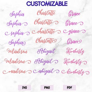 Può includere: Grafica con la parola "CUSTOMIZABLE" in blu, che mostra nomi come Sophia, Charlotte, Grace, Madison, Abigail e Kimberly in corsivo. I nomi sono in tonalità rosa e viola. Vengono visualizzate le opzioni di tipo di file SVG, PNG e PDF.