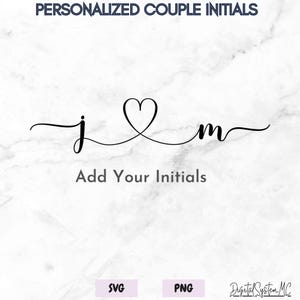 Puede incluir: Un diseño gráfico digital negro que presenta las letras minúsculas j y m conectadas por una línea continua que forma un corazón en el centro. El texto PERSONALIZED COUPLE INITIALS aparece arriba y Add Your Initials está debajo.