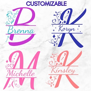 Op de afbeelding: Vier kleurrijke monogramontwerpen met namen, waaronder Brenna, Koryn, Michelle en Kinsley. Elk ontwerp heeft een grote letter met een naam in het midden en decoratieve bloemen- en steraccenten. Het woord "CUSTOMIZABLE" staat bovenaan.