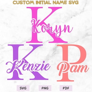 以下が含まれることがあります： 名前が書かれた3つのイニシャルレターデザイン。最初の文字はピンクの「K」で、中に「Koryn」という名前が書かれています。2番目の文字は紫の「K」で、中に「Kenzie」という名前が書かれています。3番目の文字はコーラルの「P」で、中に「Pam」という名前が書かれています。