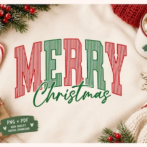 Könnte beinhalten: Ein cremefarbenes Sweatshirt mit dem Text Merry Christmas in einer rot-grün gestreiften Varsity-Schriftart. Ein grünes rechteckiges Etikett in der Ecke zeigt den Text PNG + PDF HIGH QUALITY DIGITAL DOWNLOAD in weißer Schrift.