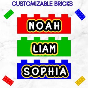 Può includere: Design di mattoni personalizzabili con i nomi Noah, Liam e Sophia. I nomi sono bianchi, bordati di nero, su sfondi di mattoni rossi, verdi e blu. Le parole "Customizable Bricks" sono in alto.