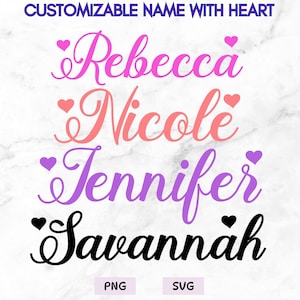 Könnte beinhalten: Ein Grafikdesign mit den Namen Rebecca, Nicole, Jennifer und Savannah in verschiedenen Farben, jeweils mit einem Herzsymbol. Der Text "CUSTOMIZABLE NAME WITH HEART" steht oben. Das Design enthält "PNG" und "SVG" unten.