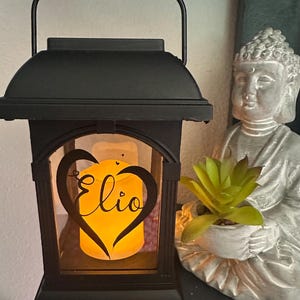墓地の墓用のソーラーランタン。ハート付きまたはハートなしのイニシャルまたは名前の文字を刻印できます。