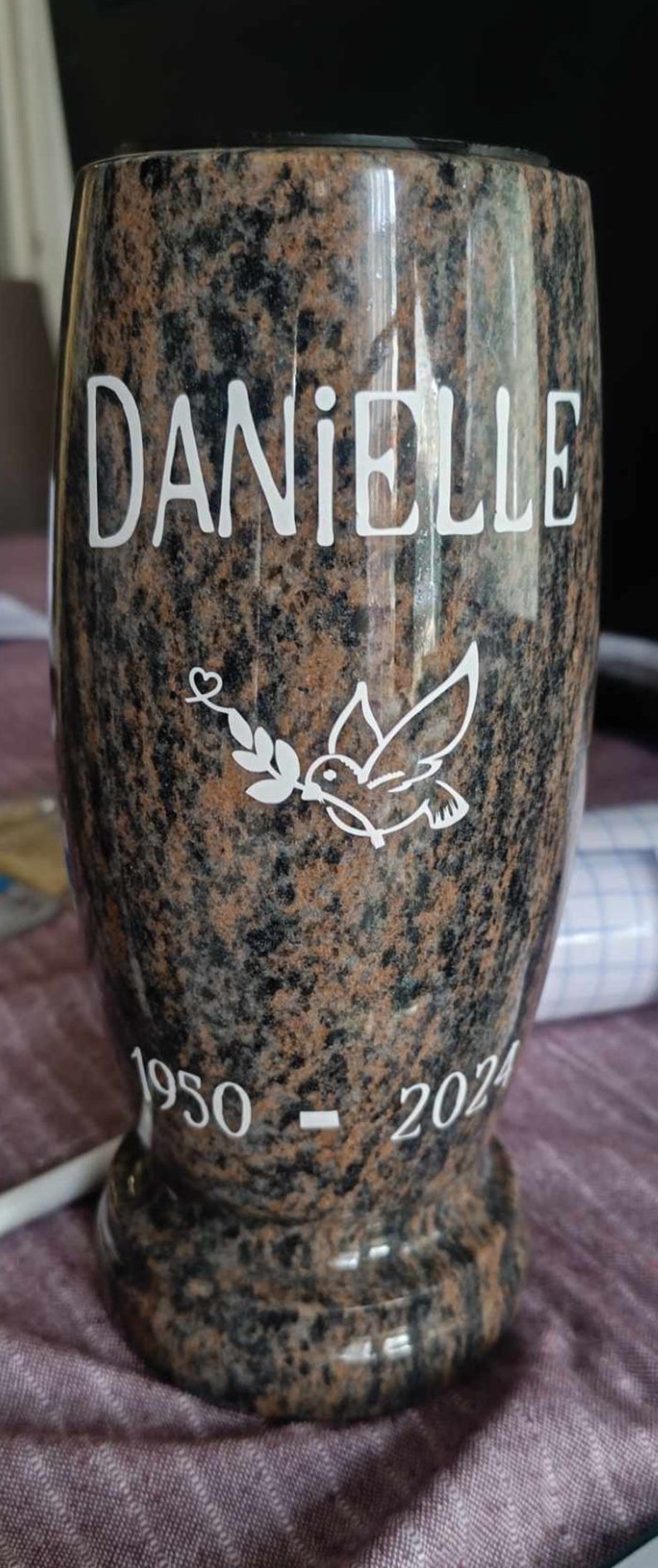 Vase funéraire rose ou gris personnalisé prénom dates et colombe pour tombe cimetière funéraire cérémonie cadeau hommage défunt décès mort image 4