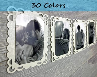 Peut inclure: Une série de photos en noir et blanc encadrées avec des bords festonnés. Les cadres sont reliés, affichant des images de couples. Le texte "30 Colors" est en haut. Les cadres sont sur une surface en bois grise.