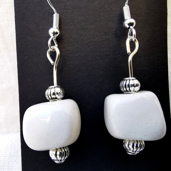 Boucles d'oreilles courtes blanches en céramique, attaches en argent 925, boucles d'oreilles pendantes artisanales, handmade earrings