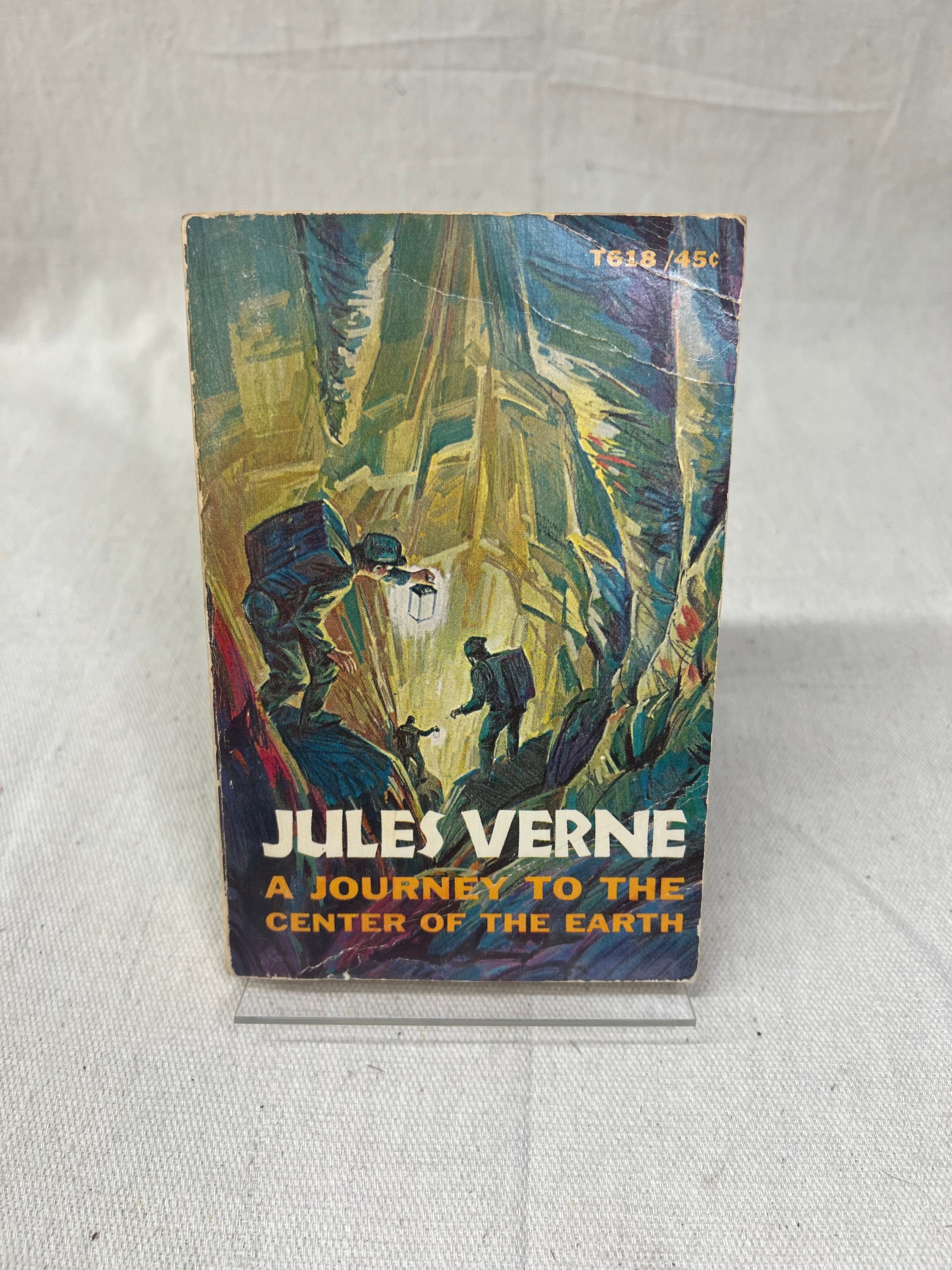 A Journey to the Center of the Earth by Jules Verne - T618 Scholastic Paperback