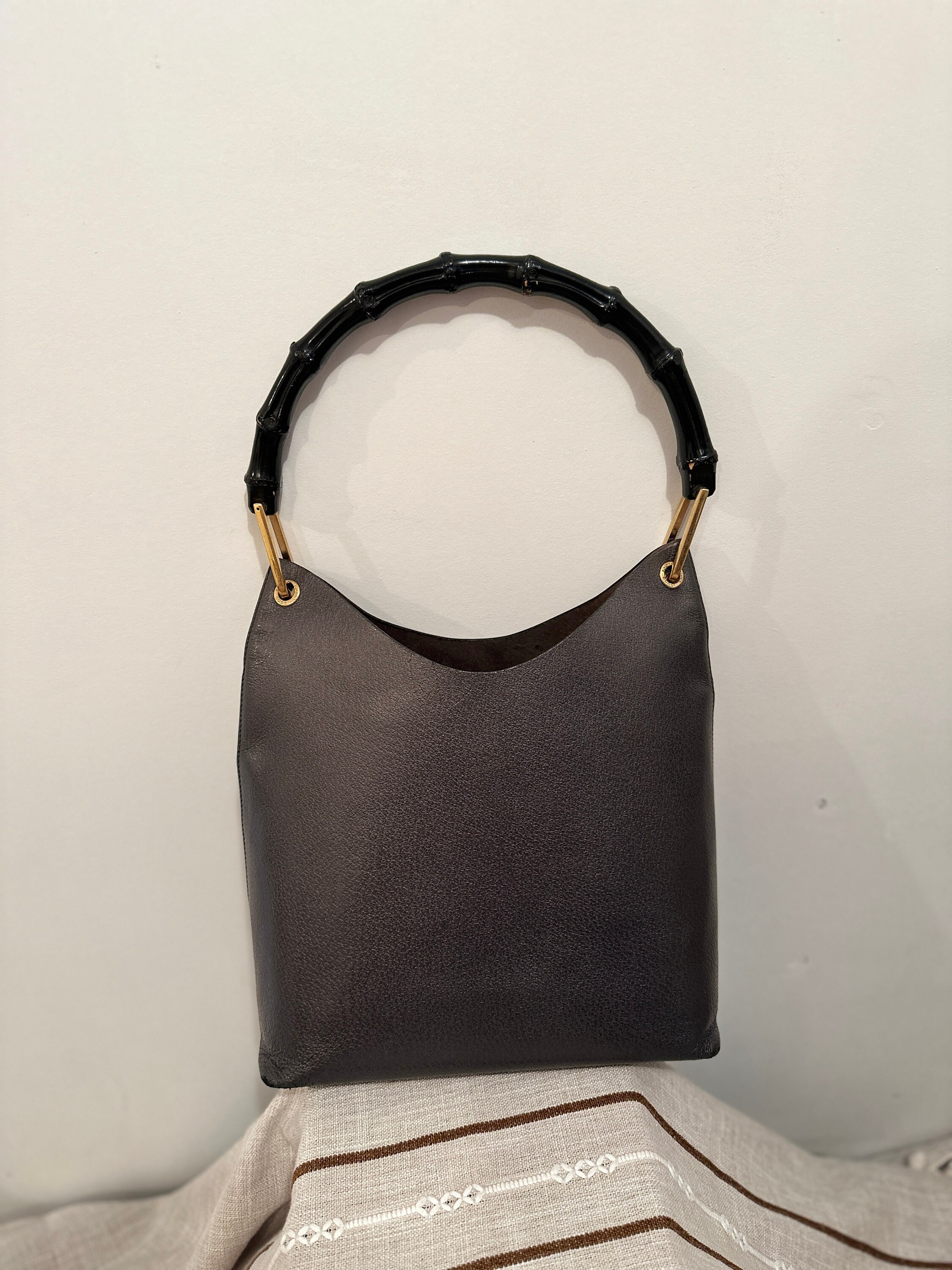 Gucci Vintage Black Bamboo Handle Bag – Dina C's Fab and Funky Consignment  Boutique