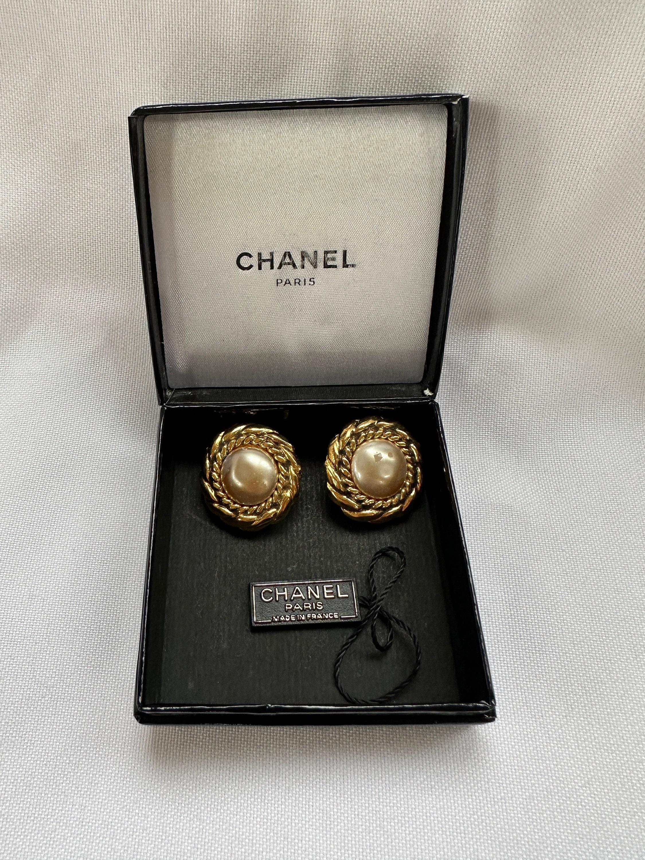 Leather earrings Chanel Gold in Leather  25277251